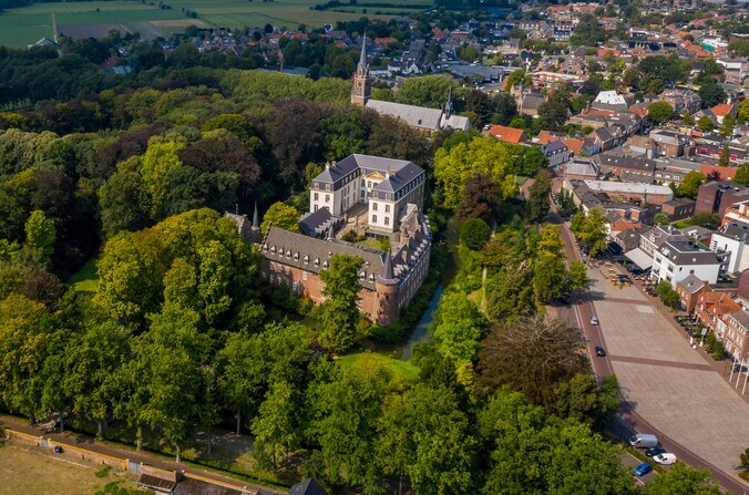 Luchtfoto van het kasteel en Ridderplein in Gemert; het kantoor ligt in het gemarkeerde gebouw rechts